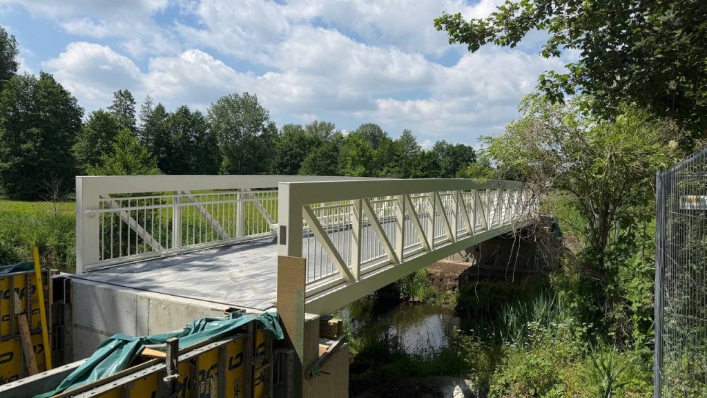 Low aluminium truss footbridge with a level approach