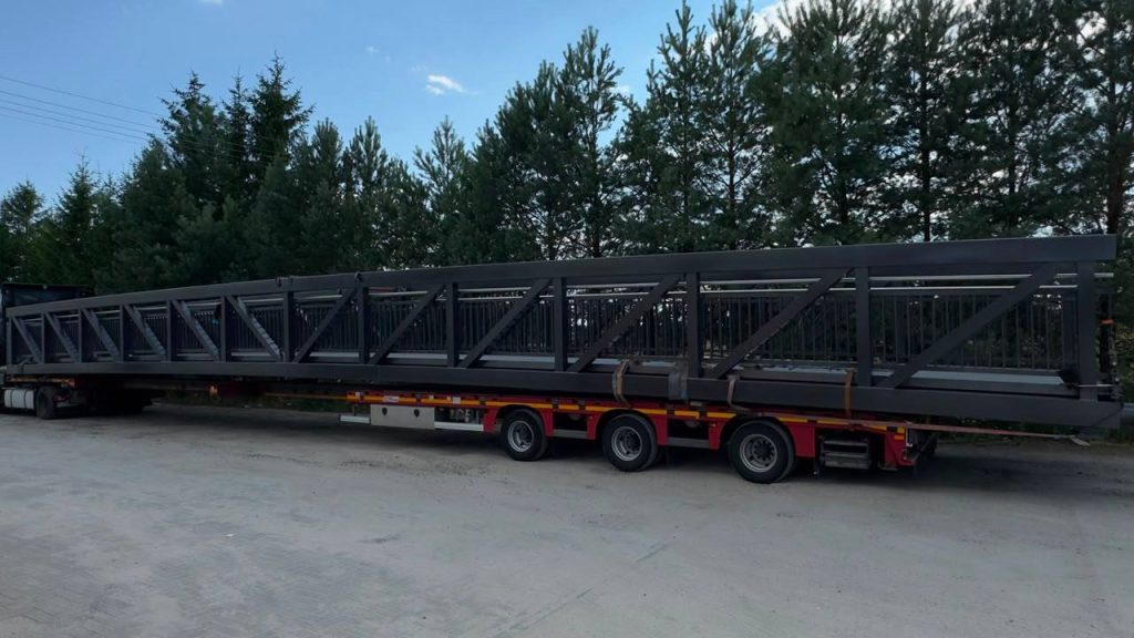 Aluminiumsfagverksbro på en lavlastetilhenger under transport