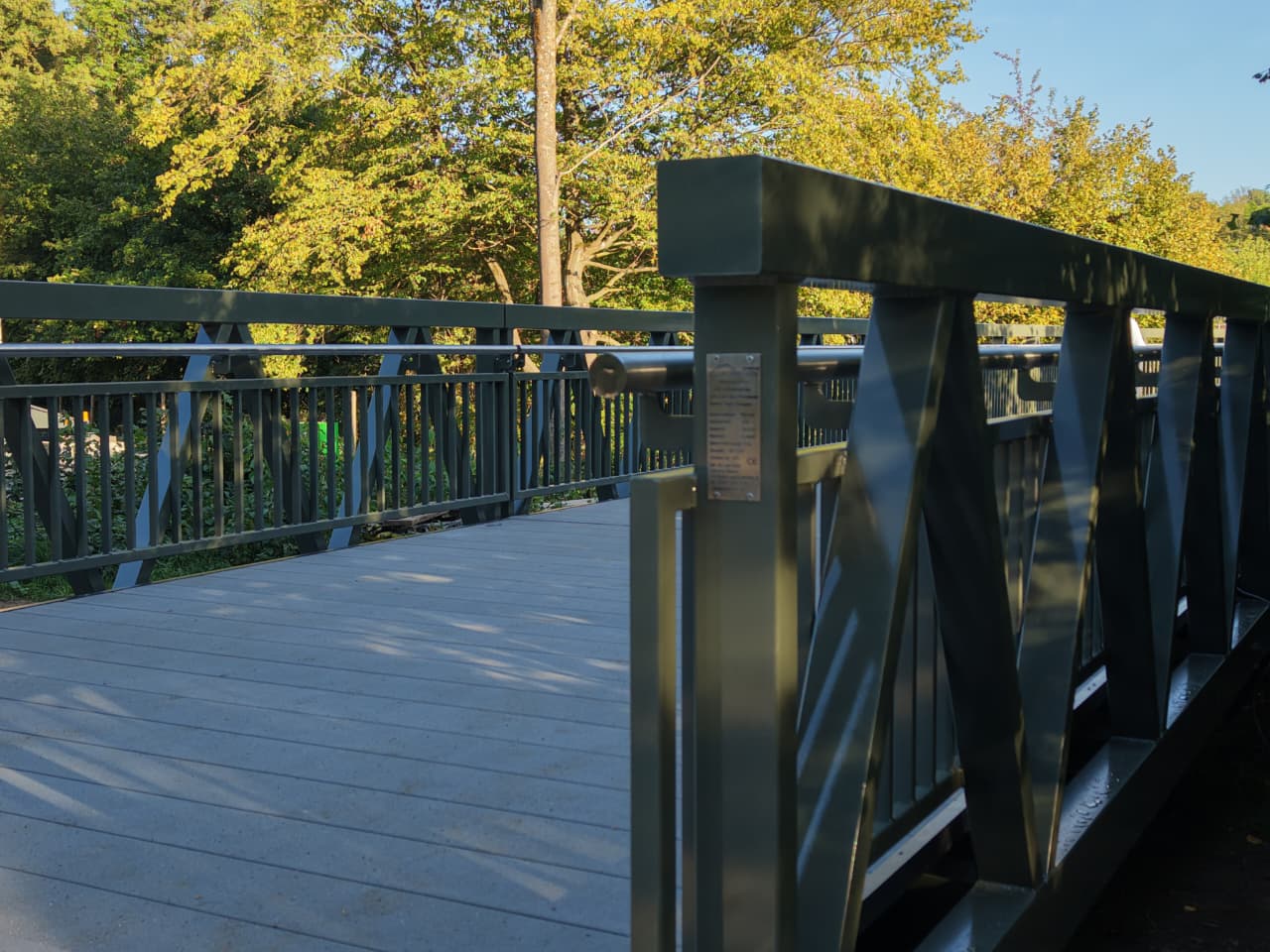 Deck, railing and data plate of the aluminium foot and cycle bridge in Schwaigern