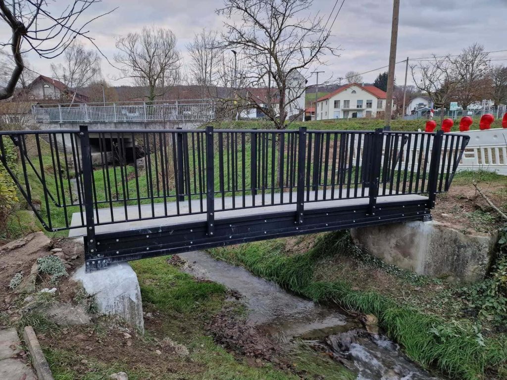 Bolted anodised aluminium footbridge in Efringen-Kirchen