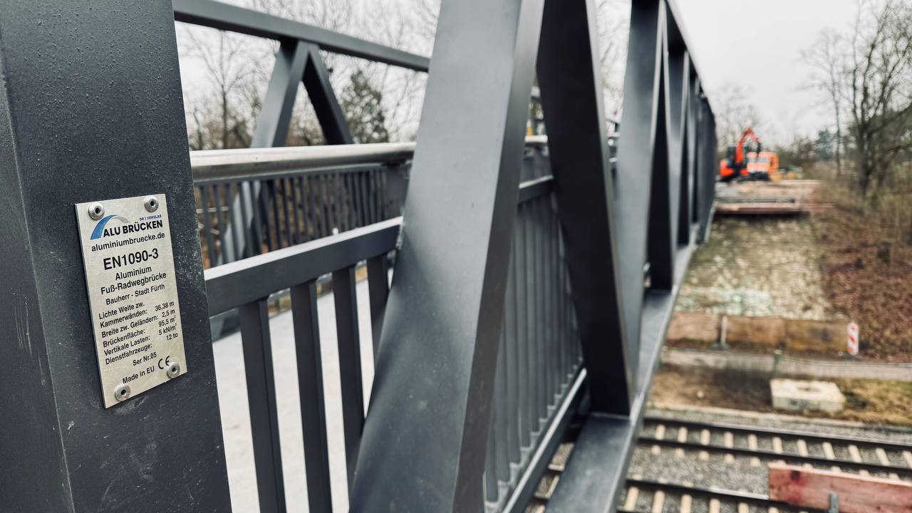 EN 1090-3 data plate on the aluminium railway footbridge at Fürth