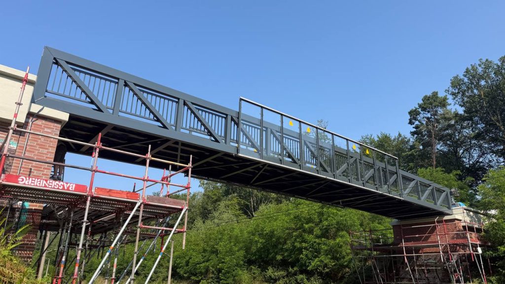 Aluminium footbridge carrying the Linteler Kirchweg over the Deutsche Bahn line at Hude