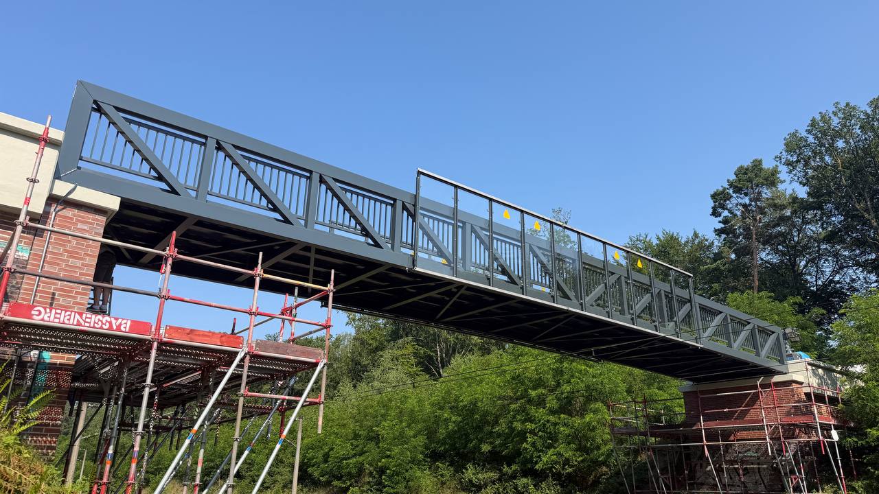 Aluminium footbridge carrying the Linteler Kirchweg over the Deutsche Bahn line at Hude