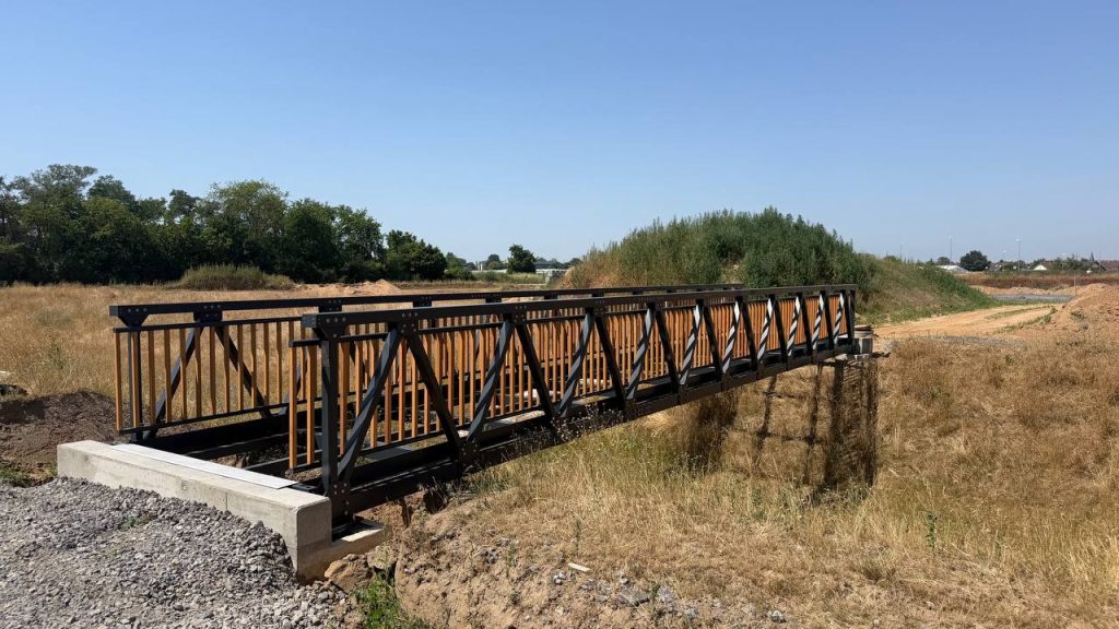 Bolted aluminium truss footbridge for the N5 development area in Eggenstein-Leopoldshafen