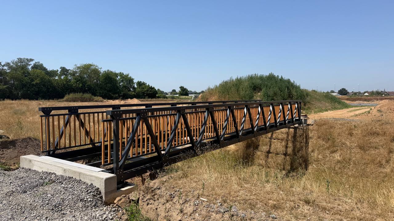 Bolted aluminium truss footbridge for the N5 development area in Eggenstein-Leopoldshafen